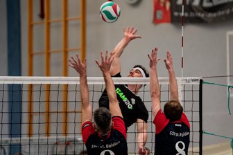 Irgendwas ist immer: Die Tipps für das Sportwochenende in Mittelsachsen - Metin Klotzsch (hinten) und die Volleyballer des 1. VV Freiberg patzten im Spitzenspiel gegen St. Egidien. Nun muss beim Hennersdorfer SV ein Sieg her.