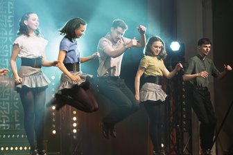 Irische Lebensfreude im Erzgebirge: Stepptänzer begeistern in fast ausverkaufter Festhalle - Stepptanz voller Leidenschaft wurde am Freitagabend in der Annaberger Festhalle geboten.