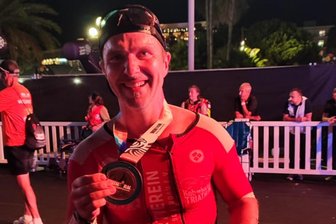 Ironman trotz Leistenbruch: Werdauer empfindet trotz vieler Widrigkeiten am Ende eine „richtige Glückseligkeit“ - Die Freude stand Thomas Hoffmann trotz später Stunde im Ziel ins Gesicht geschrieben.