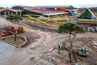 Irre Idee für Karls in Döbeln: Im Erdbeerhof entsteht ein Bockwurst-Land - Auf der Baustelle von Karls Erlebnisdorf in Döbeln stehen die ersten Gebäude und eine Achterbahn. Im Januar sollen die Arbeiten nach einer Pause wieder aufgenommen werden.