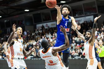 Irre letzte Sekunden in London: Keine Schützenhilfe für die Niners Chemnitz im Rennen um den Einzug ins Eurocup-Achtelfinale - Am Dienstag müssen die Niners Chemnitz in Podgorica einen Sieg holen, um im Rennen um den Achtelfinaleinzug im Eurocup weiterhin eine gute Ausgangslage zu haben. Das Hinspiel (hier eine Szene daraus) verloren sie allerdings deutlich.