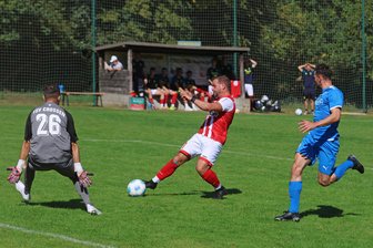 Irre Nachspielzeit in der Fußball-Westsachsenliga: Waldenburger Sonntagsschuss kontert späten Ausgleich von Crossen - Oliver Bahr (Mitte) hatte die Crossener Hintermannschaft schon in der ersten Hälfte mehrfach beschäftigt. Später brachte er Waldenburg beim 2:1-Heimsieg mit 1:0 in Führung.