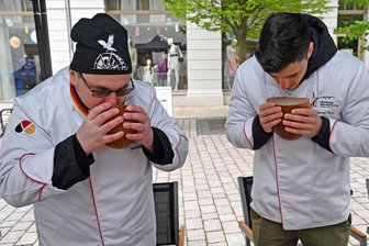 Irrer Duft nach frischem Brot in der Freiberger Burgstraße: Was ist der Grund? - Die Brotsommeliers Sebastian Weidelt, links und Daniel Plum checkten 2024 rund 50 Sorten auf ihren Geschmack, Geruch, Bestandteile und Haptik.