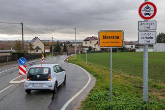 Irrer Plan für Verkehrsberuhigung in Meerane-Waldsachsen: Hauptstraße wird so schmal, dass Autos hinter dem Bus warten müssen - Blick nach Waldsachsen. Der Platz reicht nur im ersten Abschnitt zwischen Containerplatz und Ortseingang für einen Fußweg aus.