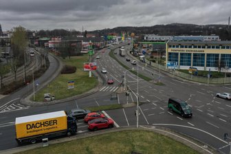 Irrer Wutausbruch auf Straße in Zwickau: Mann soll Auto angehalten und Stoßstange eingetreten haben - Die Einmündung der Äußeren Schneeberger Straße in die B 93. Hier, in der Nähe des Globusmarktes, ereignete sich der Vorfall, der nun vor Gericht aufgearbeitet wird.