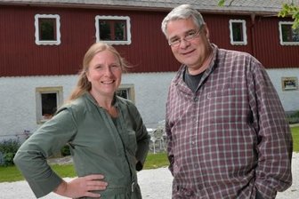 Irres Spiel auf dem Dachboden - Silke Führich und Reinhardt Schuchart vor ihrem Kastanienhof. Der Dachboden wurde zum Theater umfunktioniert. Auch im ehemaligen Stall gibt es Veranstaltungen.