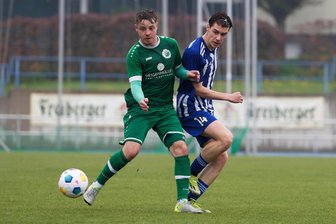 Irres Spiel in der Fußball-Sachsenklasse: Merkur Oelsnitz vergeigt in Überzahl den Sieg in der Nachspielzeit - Legten ein irres Spiel mit zehn Toren hin: Merkurs Dominic Oehm (links) und Mittweidas Hans Weinert.