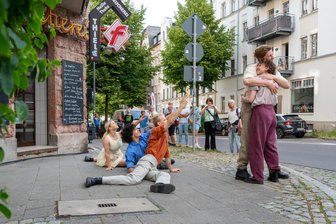Irrfahrt durch die Kulturhauptstadt: Wie das wahnwitzige Tanzprojekt „Odyssee in C“ durch Chemnitz zieht - Tanz vor der Fleischerei: die Nuepiko Dance Company aus Litauen vor der Fleischerei Thiele auf dem Sonnenberg.