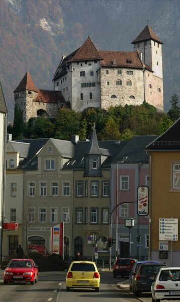 Irrfahrt ins falsche Li(e)chtenstein - 
              <p class="artikelinhalt">Oben Liechtenstein, unten Lichtenstein. Das Schloss von Vaduz thront in dieser Montage hoch über der Stadt Lichtenstein. Das Wahrzeichen des Fürstentums ist es, was Touristen zuweilen hier in Sachsen vergeblich suchen. </p>
            