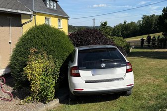 Irrfahrt übers Feld: Auto landet im Vorgarten – Kurze Nacht für Feuerwehrleute im Erzgebirge - Warum der Fahrer mit seinem Skoda im Vorgarten landete, ist noch unklar.