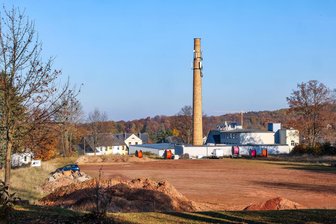 Irritation um Lichtensteiner Baugebiet: Eine Anzeige verschwindet - Bis 2014 wurde hier noch Fußball gespielt, 2021 beschloss der Stadtrat den Verkauf des früheren Hartplatzes.