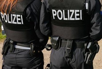 Irritationen: Trägt Polizist Flyer von Nazi-Partei? -