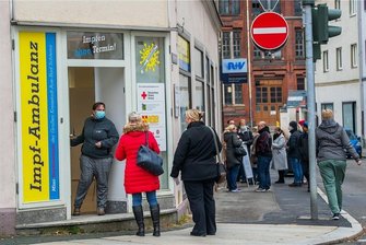 Irritiert in Auer Impfstelle: Mit Termin oder ohne? - Beim Impfen im Schieck-Haus in Aue wurde zum Start zunächst ohne Termin geimpft, jetzt nur noch mit. Die Beschilderung am Haus ist inzwischen geändert worden.
