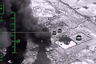 IS - eine fast autarke Terror-Wirtschaft - Eine IS-Raffinerie unter russischem Beschuss: Doch das schwarze Gold ist nur eine Einnahmequelle der Terrormiliz. Lahmt der Ölhandel, gleicht sie das durch andere Machenschaften aus.