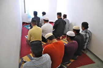 Islamisches Gebetszentrum in Zwickau lädt zum Tag der offenen Tür - Freitagsgebet in einem Gebetsraum der Ahmadiyya-Gemeinde in Leipzig.