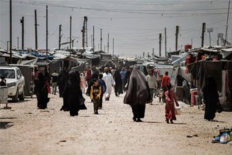 Islamismus-Expertin über deutsche Frauen und Teenager beim IS: Sie hätten auch auf Rechtsextreme treffen können - Viele Frauen, die beim Islamischen Staat waren, lebten nach dessen Niederlage mit ihren Kindern in kurdischen Lagern wie Al-Hol in Syrien.