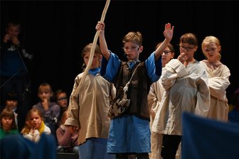 „Israel in Ägypten“: Kinder führen Musical in Königshain und Geithain auf - Generalprobe im Bürgerhaus Geithain: Mose führt das Volk der Israeliten aus Ägypten.