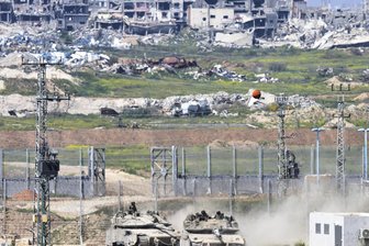 Israelische Angriffe begraben Waffenruhe im Gazastreifen - Während Israels Luftwaffe wieder Ziele im Gazastreifen angegriffen hat, manövrieren israelische Panzer an der Grenze zum nördlichen Gazastreifen.