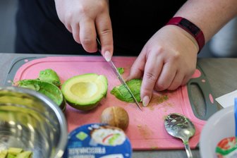 Ist Abnehmen mit Schilddrüsenunterfunktion möglich? - Eine ausgewogene, kalorienreduzierte Ernährung und viel Bewegung helfen dabei, auch mit einer Schilddrüsenunterfunktion erfolgreich abzunehmen. 