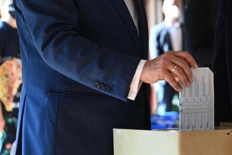 Ist Armin Laschets Wahlzettel ungültig? - Armin Laschet, Bundesvorsitzender der CDU, Spitzenkandidat seiner Partei und Ministerpräsident von Nordrhein-Westfalen, bei der Stimmabgabe zur Bundestagswahl.