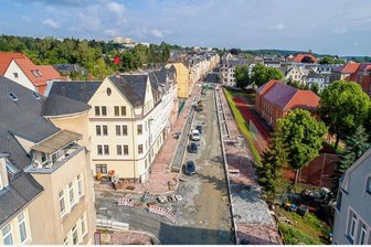 Ist Auerbachs Kaiserstraße bald wieder eine Prachtstraße? - Bis zum Sommer 2020 wurde die Kaiserstraße von Auerbach in zwei Bauabschnitten saniert. Das war ein erster Schritt zur Aufwertung des Stadtbereiches. Jetzt sollen Pläne erarbeitet werden, wie Gebäude an der Straße saniert und genutzt werden können.