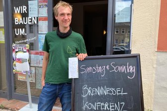Ist Augustusburg die heimliche Hauptstadt der Brennnessel? - Im Zeichen der Brennnessel: Künstler und Nesselexperte Patrick Will vor dem Lehngericht in Augustusburg.