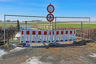 Ist das Schicksal der Bahnbrücke im Werdauer Ortsteil besiegelt? - Die Brücke am oberen Ende des Weges "Am Schneemühlenweg" ist bereits seit gut zwei Wochen gesperrt.