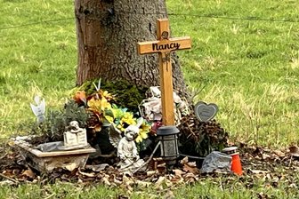 Ist das Urteil im Prozess um tödlichen Unfall nahe dem Freiberger Tierheim rechtskräftig geworden? - An der Unfallstelle erinnern Blumen und Kerzen an die getötete Fußgängerin.