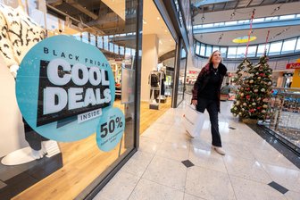 Ist das Vogtland im Black-Friday-Rausch? Nicht alle Händler sind begeistert: „Ich möchte ja auch keine Wurst für weniger Geld“ - In der Plauener Stadt-Galerie nehmen viele Unternehmen am Black Friday teil. Heike Müller kommt gerade aus dem Geschäft Street One.