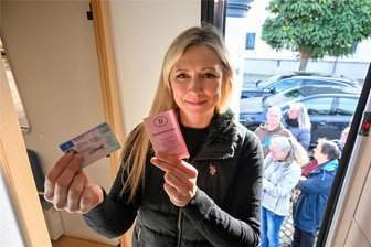 Ist der Führerscheinumtausch bald auch im Bürgerservice in Limbach-Oberfrohna möglich? - Heike Hoffmann und ihr Team der Fahrerlaubnisbehörde sind regelmäßig mit dem Führerschein-Mobil im Landkreis unterwegs. So auch im Oktober in Limbach. Oberbürgermeister Härtig sieht darin nur einen Tropfen auf den heißen Stein.