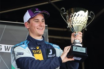 Ist der Knoten nun geplatzt? Erzgebirger fährt in den Ardennen zu Silber und Bronze - Überglücklich reckt Maxim Felix Dacher aus Schwarzenberg den Pokal in die Höhe. Der Motorsportler verbessert sich stetig und ist im Tourenwagen-Junior-Cup inzwischen im Führungstrio angekommen.