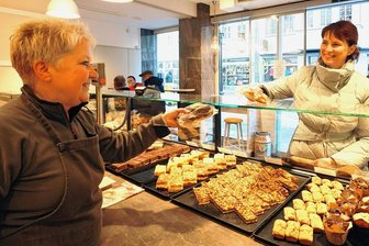 Ist der Weihnachtsstollen ein Auslaufprodukt? - In der Filiale an der Äußeren Plauenschen Straße der Bio-Bäckerei "Doktor Engelmann" in Zwickau reicht Kathrin Werner zwar Pfefferkuchen, aber keinen Stollen über die Theke. 