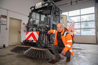 Ist die neue Oelsnitzer Kehrmaschine eine Fehlinvestition? - Im März hat Bauhof-Chef Frank Buschner die neue Kehrmaschine entgegengenommen. Doch taugt sie auch für die Herbstkehrung?