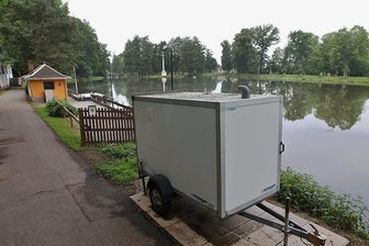 Ist die Technik im Glauchauer Gründelteich auch für andere geeignet? - Im Uferbereich des Gründelteiches ist die Pumptechnik in einem Anhänger untergebracht. 