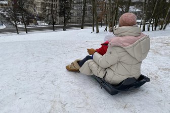Ist dieser Chemnitzer Rodelhang zu gefährlich? - Wer die Wiese im Schönherrpark hinunter rodelt, landet unten fast auf der Straße.