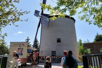 Ist dieses vogtländische Ausflugsziel zu unbekannt in der Öffentlichkeit? Diskussion um Windmühle Syrau entfacht - Die Windmühle in Syrau. Ostern ist Saisonstart.