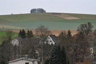 Ist ein Tagebau am Windberg überhaupt erlaubt? - Blick vom Burgstädter Gewerbegebiet in Richtung Windberg in Mühlau. Dort ist ein Tagebau geplant, der Thema im Verwaltungsgericht war.
