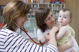 Ist eine Meningokokken-Impfung wirklich nötig? - Die Kinderärztin Marion Weise untersucht im Rahmen einer Kinderimpfung gegen Meningokokken die einjährige Annabell neben ihrer Mutter Sandra Koppelin.