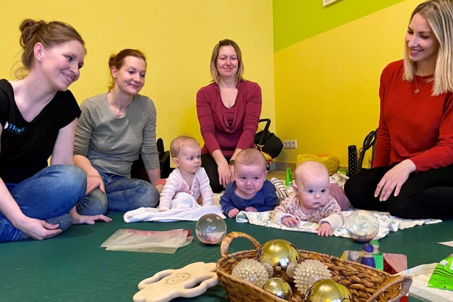 Sabine Huber (l.) bietet ihren Kurs für junge Mütter derzeit immer montags in Mittweida an. 