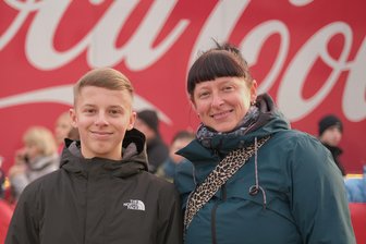„Ist für mich ein Kindheitstraum“: Das sagen Besucher über den Coca-Cola-Truck in Freiberg - Nicole Martin und ihr Sohn Julius waren die ersten, die ihre Flasche personalisieren durften.