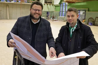 Ist Hohenstein-Ernstthal die sportlichste Kleinstadt Deutschlands, Herr Kluge? - Lars Kluge (links) will gute Rahmenbedingungen für Sportvereine schaffen. Ein großes Projekt ist der Umbau der Pfaffenbergturnhalle, über den sich auch Christian Hornbogen, Vorstandsmitglied des TTC Sachsenring, freut.