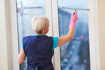 Ist illegal ganz normal? Schwarzarbeit im Haushalt - Haushaltshilfen können Privathaushalte bei vielen Arbeiten entlasten. Bei der Minijob-Zentrale angemeldet sind jedoch die wenigsten.