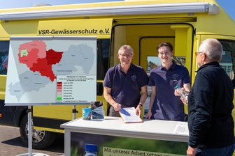 Ist mein Brunnenwasser sauber? Labormobil des VSR-Gewässerschutzes kommt am 27. Mai nach Leisnig - Matthias Ahlbrecht (l.) und Milan Toups beraten einen Brunnenbesitzer mit Nitratkarte Sachsen.
