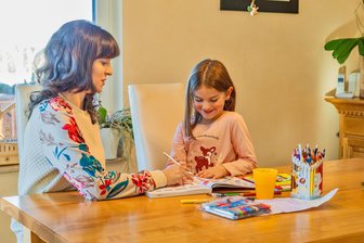 Ist mein Kind reif für die Schule? Wie der Schulaufnahmetest im Erzgebirge läuft und was er bringt - Die Vorschülerin Emmi (r.) übt am Esstisch zuhause mit Vorschulübungsheften. Mutter Nicole Priestel hatte sich im Internet schlau gemacht, was ihre Tochter altersgemäß und damit für den Schulaufnahmetest können sollte.