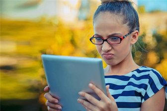 Ist mobiles Surfen zu teuer? - Schluss mit dem schönen Video. Wenn nach Ende des gebuchten Datenvolumens noch viel Monat übrig ist, kann Streamen in Deutschland sehr teuer werden. 