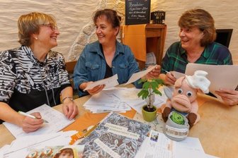 Ist Rannlwatter vielleicht Favorit der Erzgebirger? - Carmen Krüger, Katrin Kablau und Christa Schwenke (v. l.) ackerten sich durch gut 600 Vorschläge zum Mundartwort 2022. 