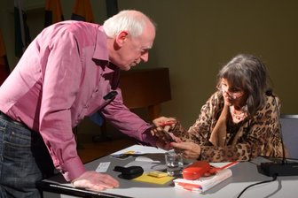 Ist Schauspielerin Uta Schorn mit der Neuberin verwandt? - Uta Schorn im Gespräch mit Uwe Krieg, der Gast bei der Lesung war.