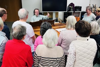 Ist Singen unmännlich? Bei den „Geyers“ in Chemnitz gibt es ein Problem - Chorleiter Frank Meier und das Florian-Geyer-Ensemble bei einer Probe, die immer donnerstags im Kepler-Gymansium stattfindet.