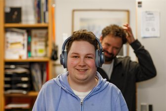 IT-Nerds mit Autismus: Chemnitzer Firma zeigt, wie es geht - Philipp Junghannß (vorn) war der erste Mitarbeiter, den Alexander Haase in seiner Firma Nerdsclub IT Service Chemnitz eingestellt hat. Das Besondere an dieser Firma: Hier arbeiten nur Autisten. Der 28-jährige Junghannß hat das Asperger-Syndrom, eine Form der Autismus-Spektrumstörung.