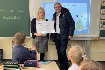 IT-Unternehmer spendet Tablets für Grundschule im Vogtland - Schulleiterin Uta Weller freut sich über eine 6000-Euro-Spende von Unternehmer Rainer Gläß.